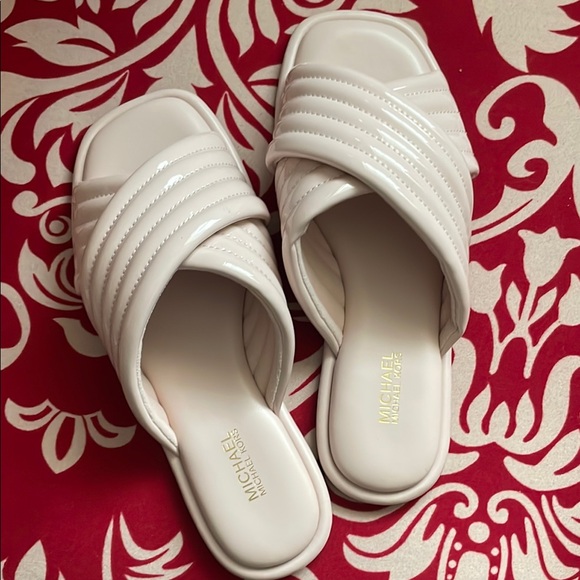Michael Kors Women's White Slide Sandals New size 6 stunning light pink color - Picture 4 of 4